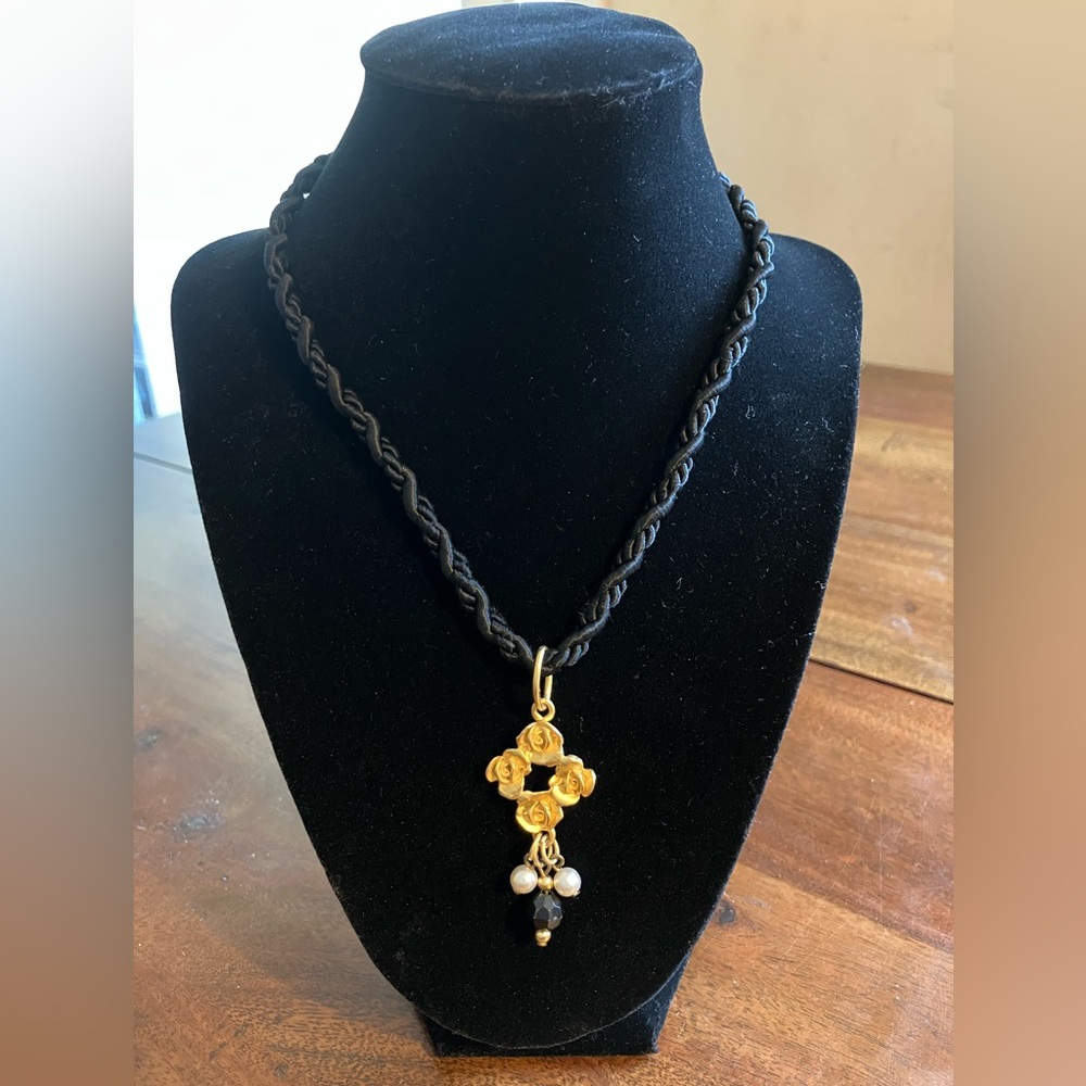 4 Gold Roses Choker Length Necklace